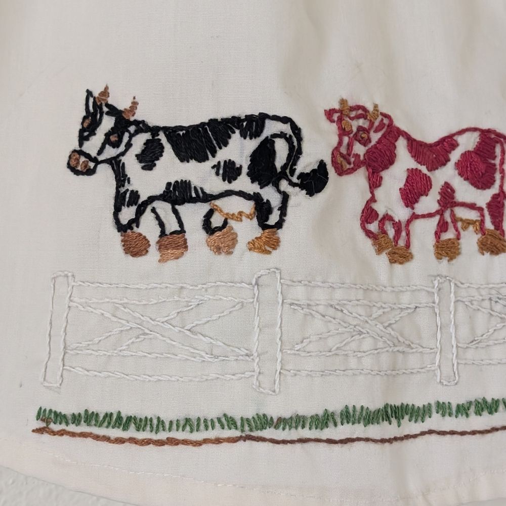 Vintage Hand Embroidered Child's Apron, Cows Farmhouse Country - Picture 3 of 6